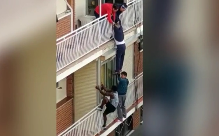 Video: Hàng xóm tận tình cứu cụ ông bị treo lơ lửng ở ban công